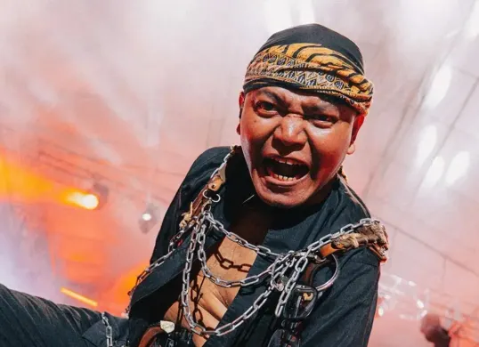 Vokalis utama band punk rock Romi & The Jahats (RTJ), Romi Jahat, dikabarkan meninggal dunia pada Selasa, 10 Februari 2026. (Sumber: Instagram/@romi.jahats)