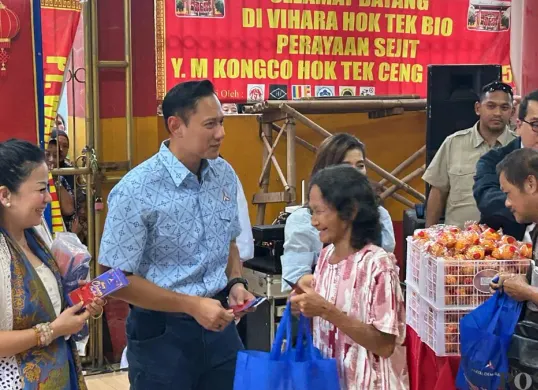 Ketua Umum Demokrat, Agus Harimurti Yudhoyono (AHY) berkunjung ke Vihara Hok Tek Bio, Kecamatan Teluknaga, Kabupaten Tangerang, Rabu, 11 Februari 2026. (Sumber: Poskota/Veronica Prasetio)