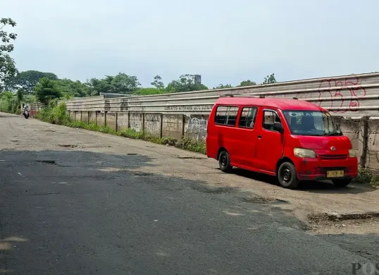 Kondisi jalan Terminal Depok, Jalan Gedoran, Kecamatan Pancoran Mas, Kota Depok, rusak parah, Rabuk, 11 Februari 2026. (Sumber: Poskota/Angga Pahlevi)