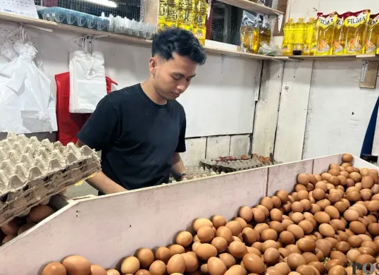 Seorang pedagang telur ayam di Pasar Tomang Barat, Grogol Petamburan, Jakarta Barat, Rabu, 11 Februari 2026. (Sumber: Poskota/Pandi Ramedhan)
