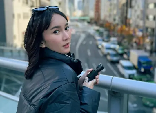 Aktris Leona Agustine yang tengah menjadi sorotan setelah membagikan pengalaman pahit yang pernah dialaminya terkait dugaan pelecehan seksual. (Sumber: Instagram/@leonaagustine)