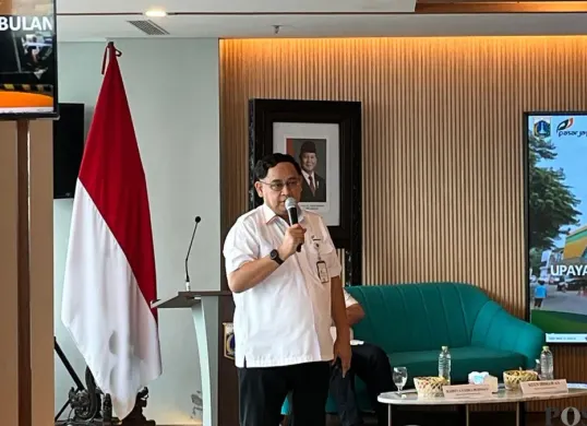Direktur Utama Perumda Pasar Jaya, Agus Himawan saat menyampaikan papar di Balai Kota Jakarta, Rabu, 11 Februari 2026. (Sumber: Poskota/M. Tegar Jihad)
