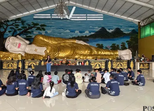 Patung Buddha tidur di Vihara Buddha Dharma dan 8 Pho Sat, Tajurhalang, Kabupaten Bogor, Rabu, 11 Februari 2026. (Sumber: Poskota/Giffar Rivana)