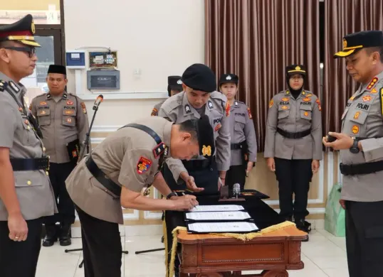 Kapolres Metro Depok, Kombes Pol Abdul Waras merotasi pejabat Kasat Intelkam dan Kasat Sabara di Aula Atmani Adhi Wedhana Mapolrestro Depok. (Sumber: Dok. Humas Polres Metro Depok)