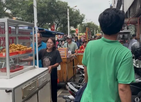 PKL yang berjualan di trotoar kawasan Pecinan Glodok, Taman Sari, Jakarta Barat kocar kacir saat didatangi petugas, Rabu, 11 Februari 2026. (Sumber: Poskota/Pandi Ramedhan)