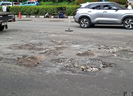 Ruas jalan Tanjung Duren Timur depan Mal Taman Anggrek, Grogol Petamburan, Jakarta Barat rusak. (Sumber: Poskota/Pandi Ramedhan)