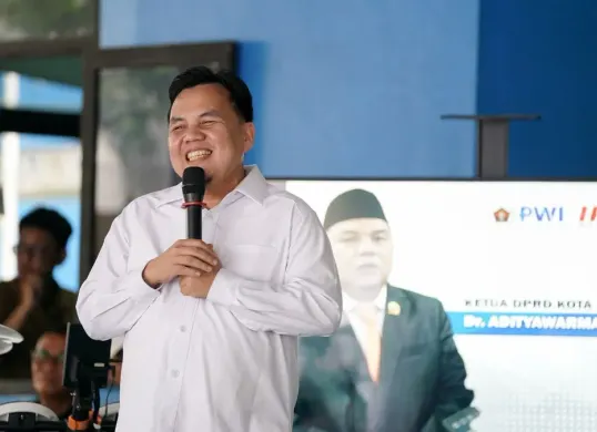 Ketua DPRD Kota Bogor, Dr. Adityawarman Adil apresiasi peluncuran ambulans PWI Bogor. (Sumber: Istimewa)