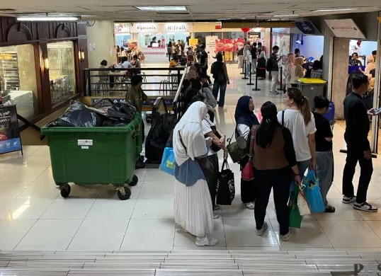Suasana kawasan Blok M Hub dipenuhi pengunjung, Kamis, 12 Februari 2026. (Sumber: Poskota/Pandi Ramedhan)