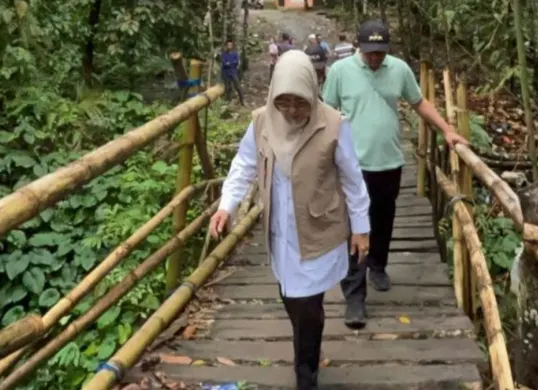 Bupati Pandeglang, Dewi Setiani meninjau kondisi jembatan kayu di Desa Citaman, Kecamatan Jiput. (Sumber: Dok. Setda Pandeglang)