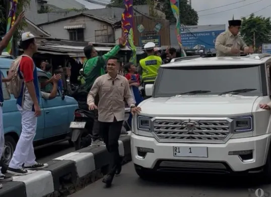 Warga Palmerah menyambut Presiden RI Prabowo Subianto usai meresmikan SPPG Palmerah, Jakarta Barat, Jumat, 13 Februari 2026. (Sumber: Poskota/Pandi Ramedhan)