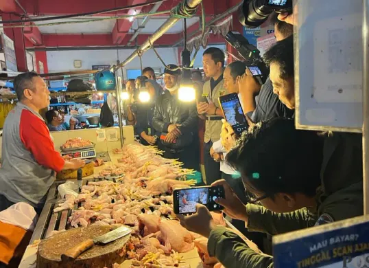 Suasana sidak harga kebutuhan pokok masyarakat di Pasar Atas Kota Cimahi, Jumat, 13 Februari 2026. (Sumber: Poskota/Gatot Poedji Utomo)
