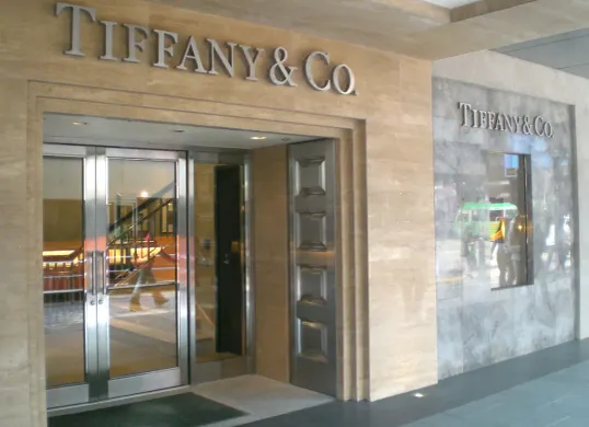 Toko perhiasan Tiffany and Co tengah menjadi perhatian setelah sejumlah gerainya di Indonesia disegel oleh Direktorat Jenderal Bea dan Cukai (DJBC) Kantor Wilayah Jakarta. (Sumber: Dok.Wikipedia)