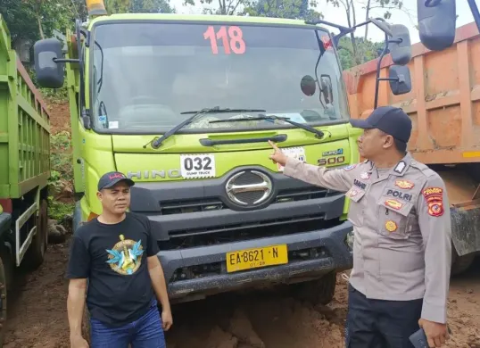 Petugas memeriksa TKP pencurian ECU dan speedometer truk di wilayah Kecamatan Cariu, Kabupaten Bogor. (Sumber: Dok. Polsek Cariu)