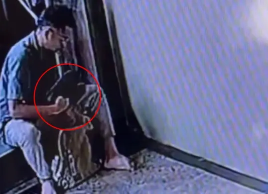 Pencurian sepatu di salah sebuah masjid kawasan Joglo, Kembangan, Jakarta Barat, Jumat, 13 Februari 2026. (Sumber: Dok. Istimewa)