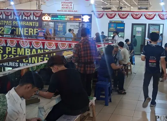 Suasana terkini pemohon yang ingin membuat SIM di Satpas 1221 Pembantu Cinere Satlantas Polres Metro Depok, membludak antrian. (Sumber: Poskota/Angga Pahlevi)
