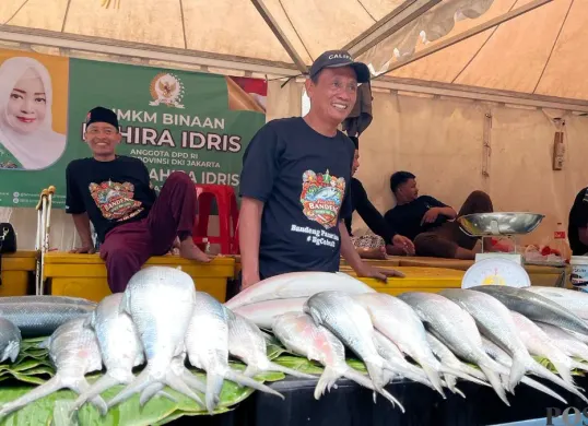 Festival ikan bandeng menjelang perayaan Imlek di Jalan Sulaeman Rawa Belong, Kebon Jeruk, Jakarta Barat, Sabtu, 14 Februari 2026. (Sumber: Poskota/Pandi Ramedhan)