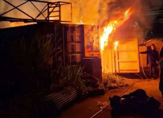 Kontainer penyimpanan barang di Klapanunggal, Bogor terbakar karena bakar-bakar sampah yang dilakukan oleh seorang pekerja. (Sumber: Dok. Damkar Bogor)