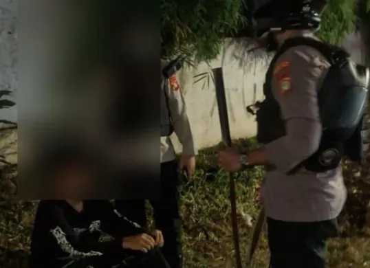 Aksi tawuran remaja di Rawalumbu berhasil digagalkan anggota Polres Metro Bekasi Kota, dua pelajar ditangkap beserta barang bukti sajam. (Sumber: Istimewa)
