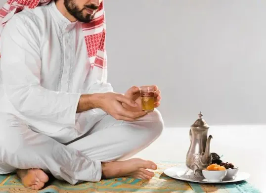 Ilustrasi umat Islam melaksanakan ibadah puasa Ramadan setelah proses penyempurnaan syariat pada masa awal Islam. (Sumber: Freepik)