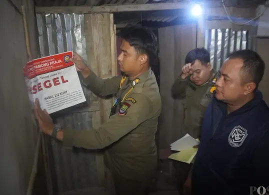 Petugas Satpol PP Kabupaten Tangerang menyegel kamar di wilayah Kecamatan Solear. (Sumber: Poskota/Veronica Prasetio)