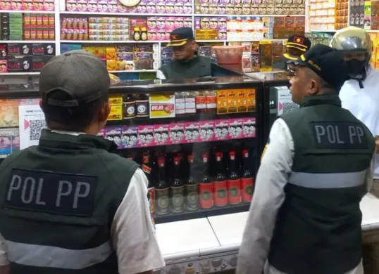 Potret Satpol PP DKI Jakarta razia miras. (Sumber: Kominfotik Satpol PP Jakarta)
