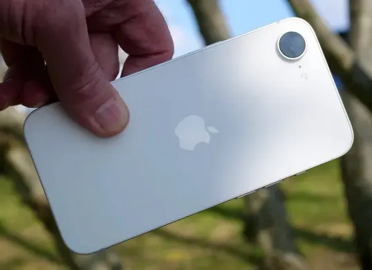 Kelebihan dan kekurangan iPhone 17e yang perlu diketahui sebelum membeli. (Sumber: Threads/@digitaltrends)