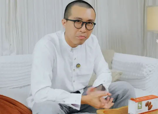 dr. Tirta memberikan edukasi kesehatan mengenai olahraga, pola makan, dan kebiasaan sehat selama bulan Ramadan. (Sumber: Youtube/@Tirta Pengpengpeng)