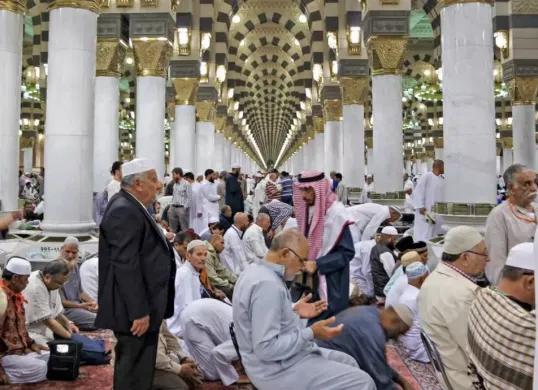 Jamaah melaksanakan salat tarawih di sebuah masjid pada bulan Ramadan, menggambarkan kekhusyukan ibadah malam yang menjadi tradisi umat muslim. (Sumber: Wikimedia Commons)