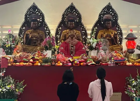 Jemaat melaksanakan ibadah di Vihara Dharma Bakti Petak Sembilan, Glodok, Tamansari, Jakarta Barat, Selasa, 17 Februari 2026. (Sumber: Poskota/Pandi Ramedhan)