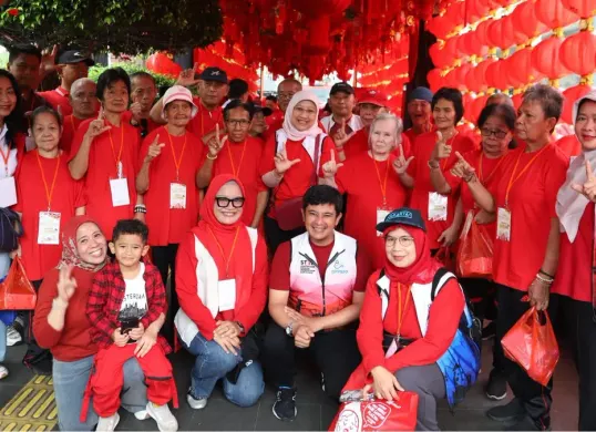 Dinas PPAPP Jakarta mengajak lansia berjalan kaki mengelilingi Bandaran HI, Jakarta Pusat, saat perayaan Imlek, Selasa, 17 Februari 2026. (Sumber: Dok. Dinas PPAPP Jakarta)