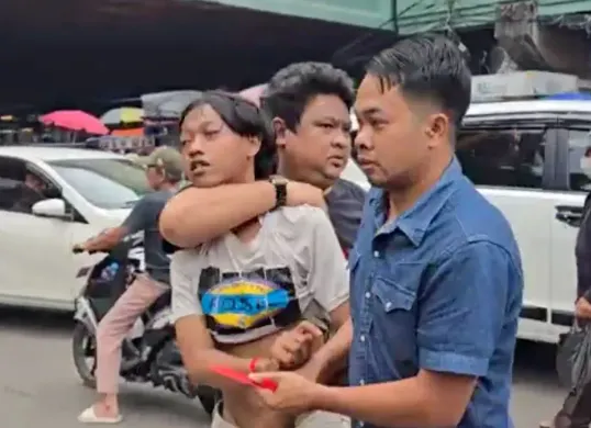 Pengamanan juru parkir di kawasan Pasar Tanah Abang yang melakukan pungutan liar (pungli). (Sumber: YouTube/bangranistones)