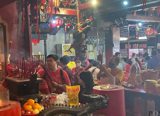 Masyarakat tionghoa sedang melaksakan ibadah di Vihara Toa Se Bio di Glodok, Tamansari, Jakarta Barat, Selasa, 17 Februari 2026. (Sumber: Poskota/Pandi Ramedhan)
