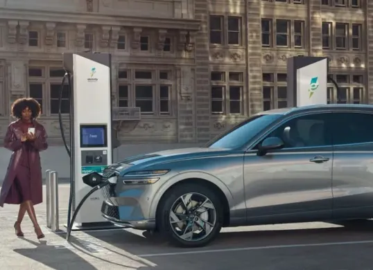 Kebijakan baru pemerintah mengatur pajak kendaraan listrik mulai 2026. Mobil dan motor listrik tidak lagi bebas pajak, namun tetap ada insentif dari pemerintah daerah. (Sumber: Genesis)