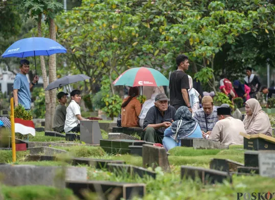 Jelang Ramadhan Warga Berziarah ke TPU Karet Bivak