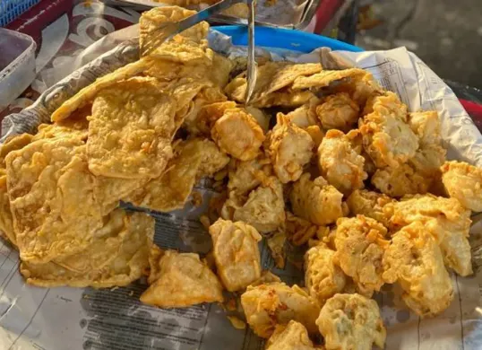Konsumsi gorengan saat berbuka puasa dinilai kurang ideal bagi kesehatan. (Sumber: X/@vinasantosa)