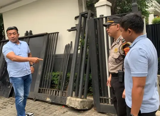 Kondisi pagar rumah keluarga mantan Wakil Presiden Jusuf Kalla (JK) setelah ditabrak mobil di kawasan Kebayoran Baru, Jakarta Selatan. (Sumber: Polres Metro Jakarta Selatan)