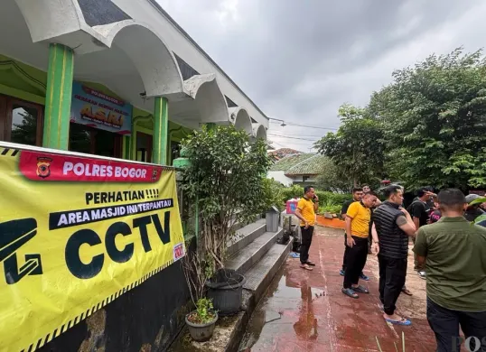 Cegah curanmor, Polres Bogor berikan bantuan CCTV di Masjid untuk keamanan warga. (Sumber: Poskota/Giffar Rivana)