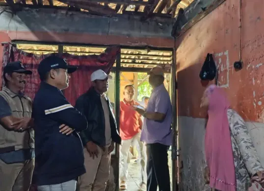 Camat Tigaraksa, Cucu Abdurrosyied saat melakukan survei ke salah satu penerima bantuan RTLH. (Sumber: Poskota/Veronica Prasetio)