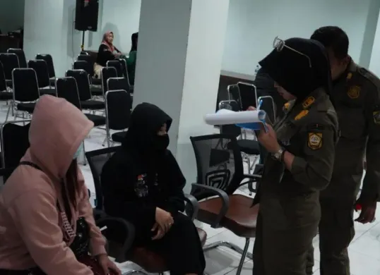 Petugas Satpol PP memeriksa PSK yang terjaring razia di wilayah Cibinong dan Sukaraja, Kabupaten Bogor. (Sumber: Satpol PP Kabupaten Bogor)