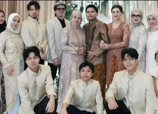 Spekulasi soal posisi Aurel saat sesi foto keluarga dibantah langsung oleh Thariq melalui video asli dan lengkap. (Sumber: Instagram/@thariqhalilintar)