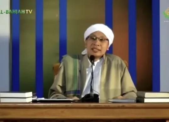 Buya Yahya menjelaskan hukum Tarawih tanpa bilal serta solusi bagi pekerja yang tak sempat berjamaah. (Sumber: YouTube/Buya Yahya)