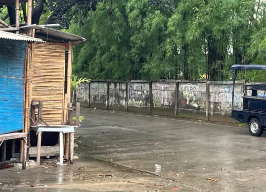 Keberadaan gubuk-gubuk yang kerap dijadikan tempat karaoke hingga diprotes warga Meruya Selatan, Kembangan, Jakarta Barat, Kamis, 19 Februari 2026. (Sumber: Poskota/ Pandi Ramedhan)