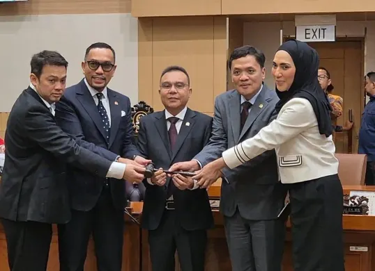 Ahmad Sahroni kembali ditetapkan sebagai Wakil Ketua Komisi III DPR RI dalam rapat resmi yang dipimpin Wakil Ketua DPR RI Sufmi Dasco Ahmad di Kompleks Parlemen, Kamis (19/2). (Sumber: X/@MiskinTV_)