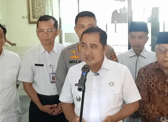 Wakil Wali Kota Depok, Chandra Rahmansyah memberikan keterangan pers tentang larangan SOTR, tempat hiburan malam, hingga pembatasan tempat makan. (Sumber: Poskota/Angga Pahlevi)