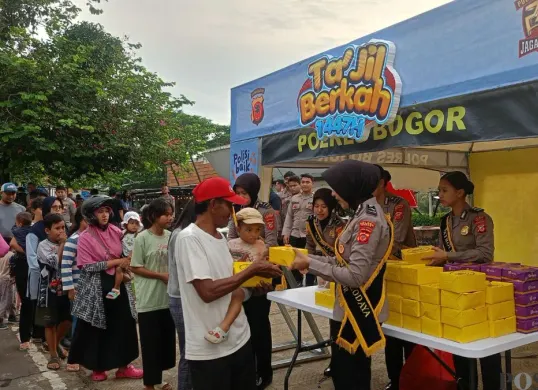 Warga mengantre takjil gratis yang dibagikan Polres Bogor di Jalan Sudirman, Pakansari, Cibinong. (Sumber: Poskota/Giffar Rivana)