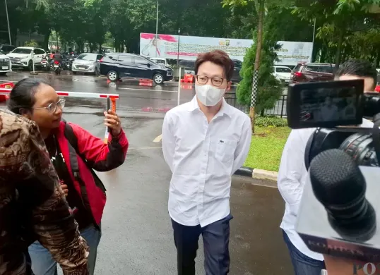 Dokter kecantikan Richard Lee (DRL) mendatangi Polda Metro Jaya untuk menjalani pemeriksaan sebagai tersangka dugaan pelanggaran perlindungan konsumen, Kamis, 19 Februari 2026. (Sumber: Poskota/Ali Mansur)