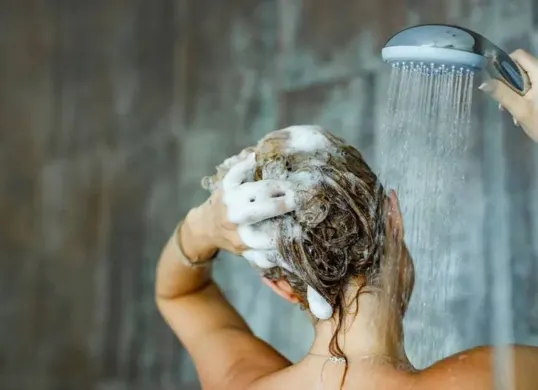 Keramas saat puasa tetap diperbolehkan selama tidak memasukkan air ke dalam tubuh secara sengaja. (Sumber: Pinterest/@Helssy Hair)