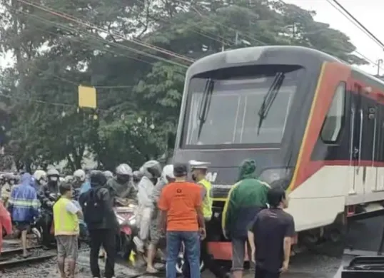 Rangkaian kereta yang anjlok di Perlintasan Poris, Batuceper, Tangerang, Jumat (20/2). (Sumber: Facebook/@Tri Handoko)
