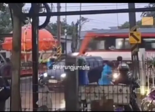 KA Bandara Soetta tabrakan dengan truk trailer di Poris, Batuceper, Tangerang pada Jumat 20 Februari 2026 pagi. (Sumber: Instagram/@warungjurnalis)