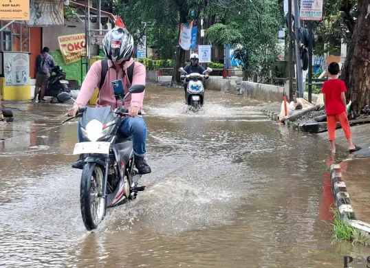 Situasi Jalan Pramuka 2, Mampang, Pancoran Mas, Kota Depok, tergenang banjir, Jumat, 20 Februari 2026. (Sumber: Poskota/Angga Pahlevi)